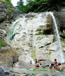 川原毛大湯滝：自然の滝の二つの滝壺が天然の露天風呂。源泉は世界に三つしかない強酸性温泉。皮膚炎などに効能を持つ