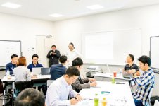 「ガチンコ後継者ゼミ」では、山野さんが講師となり、家業について学ぶ機会を提供。千年治商店では自治体や中小企業支援機関などに「出前」もする