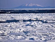オホーツク海の「青」と流氷の「白」、知床連峰が美しいコントラストをつくる