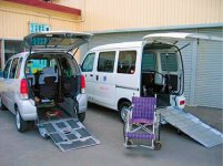日の出交通は地域社会への貢献にも力を入れている。車椅子ごと乗り降りができる福祉タクシーを呼ぶこともできる