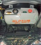 車体の床下に収納されたLPガス燃料タンクは、国の基準をクリアしたもので、ガソリンタンクよりも頑丈。操作性、乗り心地も違和感はない