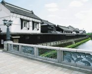 巴波川沿いに巡らされた黒塀と白壁土蔵が見どころの「塚田歴史伝説館」