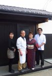左から息子の妻の朋美さん、親方の明生さん、智子さん、息子の光二さん。男性2人が厨房を、女性2人が客席フロアを担当