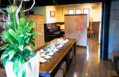 別館の和モダンなレストランは9時半から開店し、好きなコーヒーカップでひと息つける空間に。本館2階には格調高い大広間や個室を用意