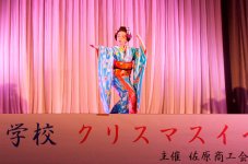 神南小学校のクリスマスイベントで大河寛十音さんが優雅な舞踊を披露