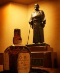 館内には吉田茂元首相が愛飲したウイスキーのボトルと銅像が展示されている