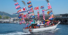 牛深ハイヤ祭りの漁船団海上パレード