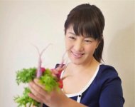 ベジィデザインの奥村真由美さん。「野菜を見て癒やされてほしい、食することで健康になっていただきたい、という思いを込めて野菜ブーケを制作しています」
