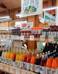 「新鮮組」店内には、農産物を加工したカラフルなジュースやジュレなどが並んでいる