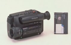 ソニーのハンディカム®ビデオカメラ（CCD-TR55）は、ソニー初のグッドデザイン賞受賞アイテム。いつの時代もビジュアル抜きのヒットはない（画像提供：ソニー）