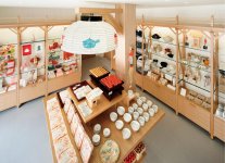 伊勢市にある「ゑびや商店」では三重県の食材を使用した土産ものや職人技の工芸品などを販売