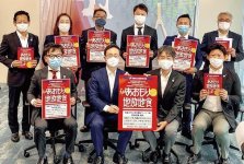 キャンペーン実施を小野寺市長に報告に訪れた青森YEGメンバー