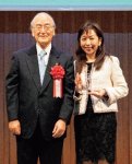 三村会頭(左)と日本商工会議所会頭賞を受賞したダイヤ精機株式会社の諏訪社長