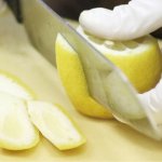 レモンの香り成分を逃がさないために、最初に手作業で果皮を切り取る