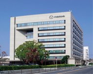 マツダの広島本社、広大な敷地内の一角に建つ。行き交う車、駐車場に止まる自動車のほとんどがマツダ社製だ