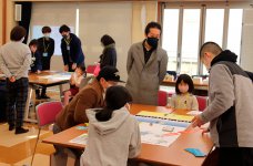 遊びながら学べるSDGsカードゲームの鳥取版を「SDGs若者ネットワーク」と「鳥取県ユニセフ協会学生部」が作成し、鳥取商工会議所に寄贈