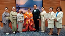 前田晋太郎市長（右から4人目）が、福田牧枝会長（同5人目）に感謝状を贈呈した