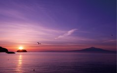 飛島から見える夕日。右手に鳥海山を見ながら日本海に沈む。美しい景色が島の自慢