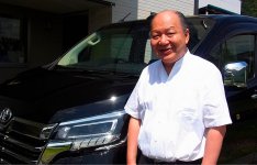 「コロナ禍で売り上げが半減する中、事業を引き継いでもらえてありがたい」と語る共栄タクシーの隅田強さんは、顧問を経て引退予定
