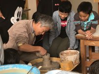 釉薬がけの後は、地元陶芸家によるろくろの実践を見学