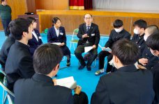 年1回ペースで開催される「地域と高校生の未来を語る会」では大谷厚郎会頭をはじめ地域の大人約40人が参加し、生徒らの悩みや疑問に向き合った