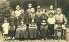 昭和15年、松村家の家族写真。前列左から3人目が七代目定吉、その隣が八代目友吉、右端が九代目錠一