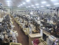 工場内には170台以上の編み機やミシンが並ぶ