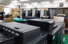 工場内にはオフセット印刷機とオンデマンド印刷機が並ぶ。省力化が進んでおり、8人の従業員で操作する