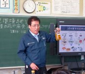 宮城県内の小中学校で環境に関する講演を行う千田社長