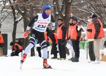 札幌市の大通公園を舞台にした冬季競技のPRイベント「さっぽろスノーフェスタ2020」で滑走する佐藤圭一選手。右手1本のストックと鍛え上げた脚力でグイグイ進む