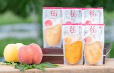 完熟桃を瞬間冷凍させた「ももふる」シリーズ。桃の品種50種以上のうち同社では通常７種、入荷状況により20種を扱う