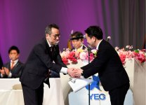 YEG大賞の賞状並びにトロフィーを授与（2020年度全国大会）