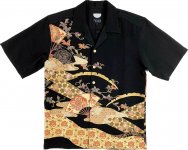 着物の中でも格式の高い黒留袖の柄を大胆に生かしたサムライアロハ。ネット販売サイトでは、シャツの基本価格は2万9700円（税込）に設定している