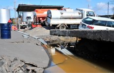 2011年の大震災で舗装がめくれ上がった油槽所