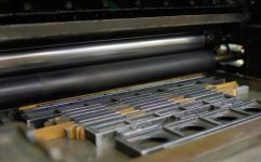 昔ながらの活版印刷機（活字を使った印刷機）は、今も現役で毎日稼働している