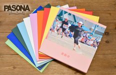 オリジナルフォトブック「PASONA」（パソナ）。写真データをアルバム化するサービスで、表紙カバーは10色展開している。膨大な写真データの整理にも有効