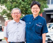 「100年後も地域社会に求められる企業でありたい」と笑顔で語る石垣社長（右）と会長