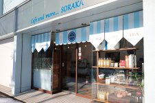 店名の「soraka＝空香」は岩見沢市のある空知地域の香りという意味。店舗のカラーも空色が基調になっている