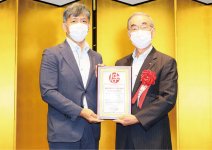 右：表彰を受ける代表取締役会長の和井田光生さん（提供：日刊工業新聞社）