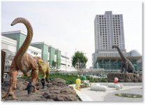 2024年春の北陸新幹線開業に向けて準備が進む福井駅周辺。恐竜王国福井へのご来県を恐竜たちがお出迎え
