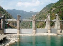 ダムや河川の水門など動く鋼構造物の製造は精密度を極めるため、同社の技術が生かされる