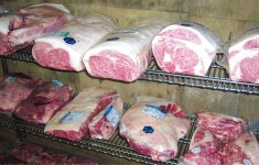 雪室で肉を1カ月間熟成させる。温度1～2℃、湿度90%以上に保たれており、肉はやわらかく、うまみが強くなる