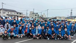 東広島YEGメンバーと学生たち。サポーターと呼ばれる多くのボランティアスタッフが来場者10万人を超える巨大イベントを支えている