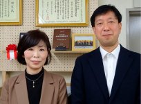 「女性活躍への取り組みで男女ともに働きやすい環境になりました」と語る小宮宏之社長（右）と伊藤裕子さん