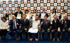 グランプリを受賞した「御菓子司 三日月」の伊澤幸一代表（前列中央）と同所の山口孝満会頭（前列左から3人目）