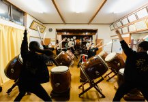 楽土庵のすぐ近くにある神社では、和太鼓芸能「越中いさみ太鼓」の見学・体験も可能