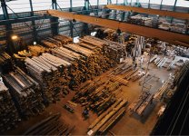 800坪ある古木専門倉庫では5000本以上の古材が大切に管理保管されている