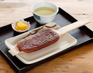 味噌ダレをつけて香ばしく焼かれた五平餅。愛知県ではわらじ型のものが多い
（写真提供：設楽町観光協会）