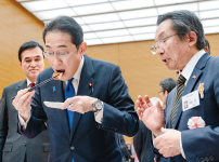 「大田の大あなご」を試食する岸田首相（左）と齊藤会頭
