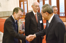 中国・李強首相（右）と握手する小林会頭